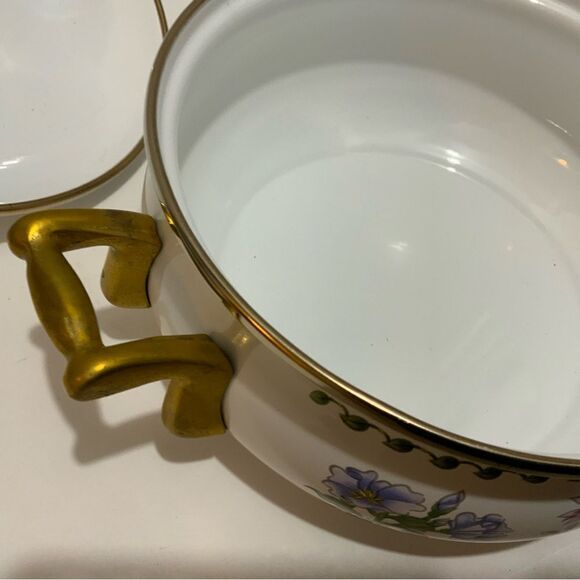 New Regency Club enamel floral Dutch oven with brass handles and lid - Picture 9 of 11